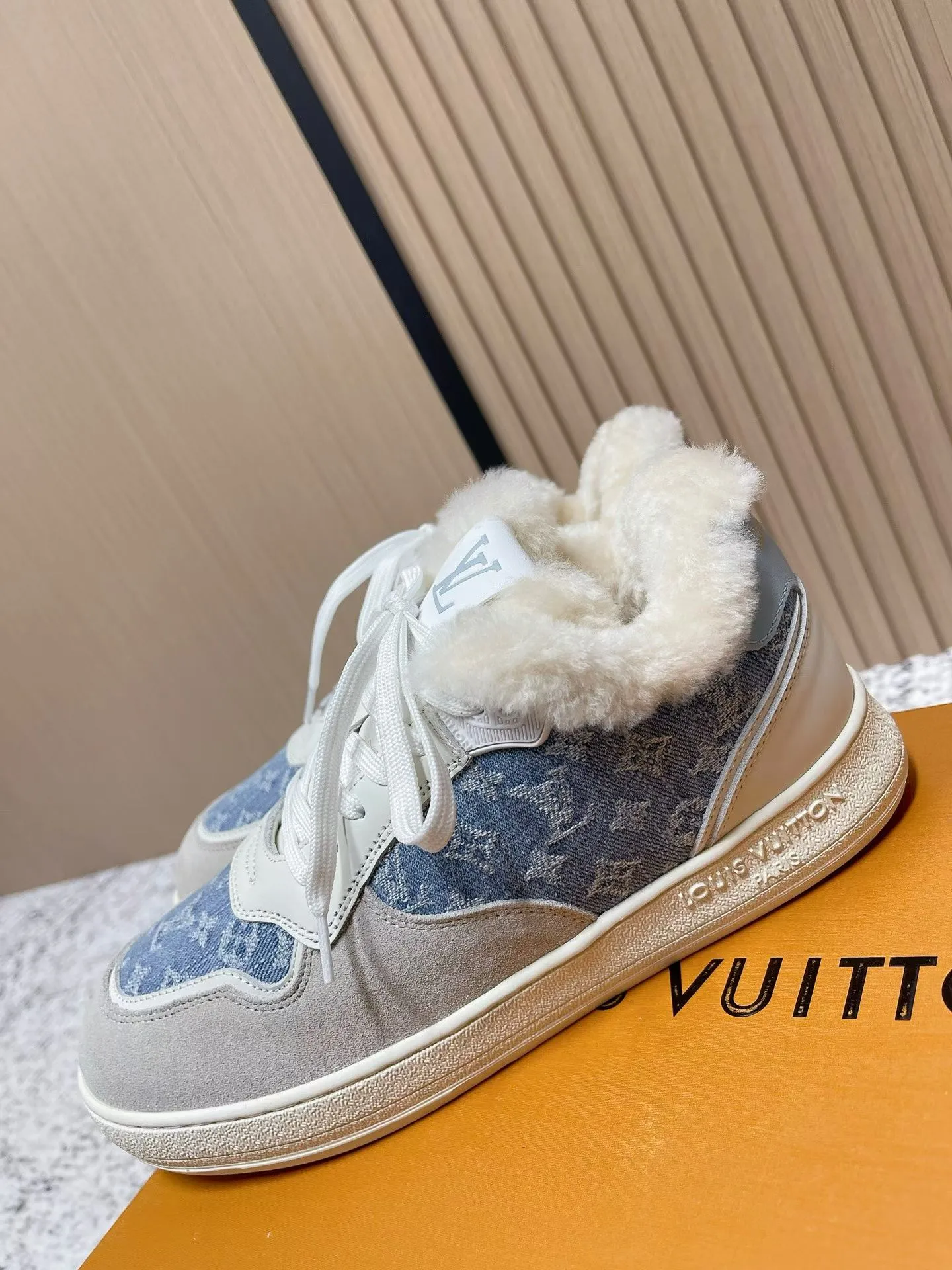 Men's shoes pP700! Top version Louis Vuiton Louis Vuitton sneakers casual shoes wool style‼ ️ LV Trainer sneakers are a classic idea inspired by retro basketball shoes by designer Virgil Abloh. This time, they are spliced ​​with smooth cow leather and Monogram embossed grained cow leather, and are embellished with Monogram flowers on the rubber outsole, reflecting a striking jump in one color! Fabric: Original imported first-layer cowhide Lining: Warm wool lining Bottom thickness: about 3cm Size: 35-41